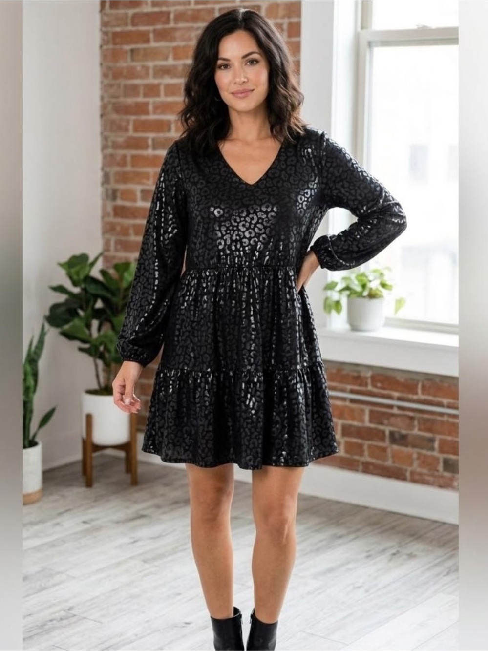 Serra, metallic pleated dress. Aldis AOS,
Size XL, new.
